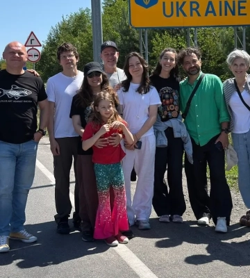 Американський актор Джессі Айзенберг приїхав до українських дітей як волонтер гуманітарної місії