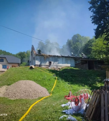 На Тячівщині рятувальники ліквідували пожежу в надвірній споруді