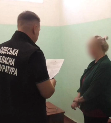 Без $1000 документів не буде: на Одещині посадовицю викрили на хабарі