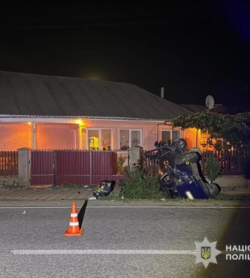 На Мукачівщині авто перекинулося на паркан, загинув 19-річний пасажир