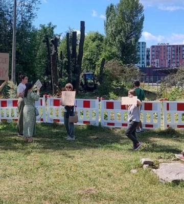 Знищення парку заради тепломагістралі: на Теремках кияни протестують проти вирубки 600 дерев