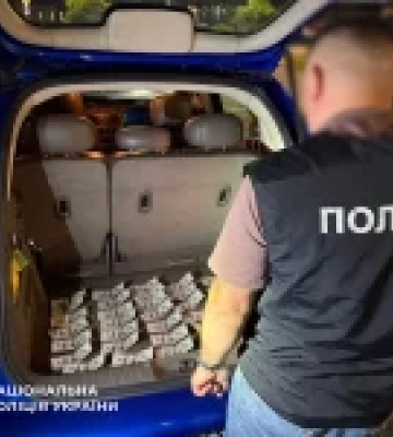 2,5 тисяч доларів за зняття з розшуку – на Тернопільщині підозрюють державного службовця
