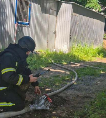 Російських дрон влучив у дах навчального закладу в Богодухові