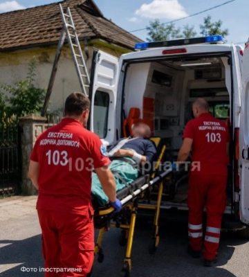 Падіння з п'ятиметрової висоти ледь не закінчилося трагедією: на Закарпатті 82-річного чоловіка терміново госпіталізували