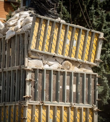 У Києві несподівано розпочали демонтаж захисних конструкцій з пам'ятників