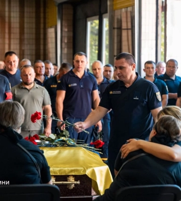 На Харківщині попрощалися з рятувальником Миколою Белухою, який помер після поранення
