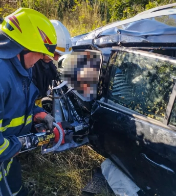 ДТП на Вінниччині: рятувальники зістали з потрощених автівок тіла юнака і жінки та пораненого чоловіка. ФОТО