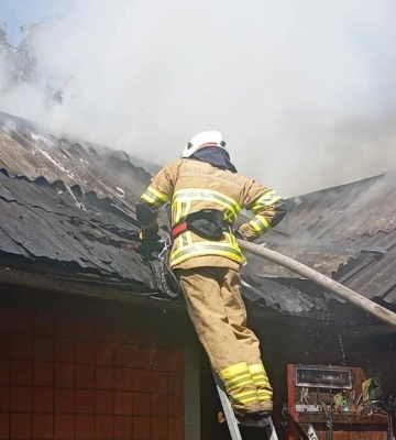 Вогонь охопив покрівлю: у Луцькому районі горіла господарська споруда