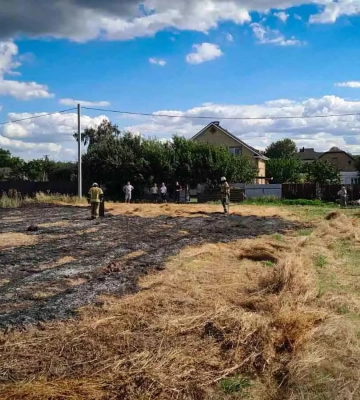У селі під Києвом під час спалювання сухої трави постраждала старенька жінка, - ДСНС