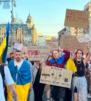 В Киеве люди вышли на протестное шествие