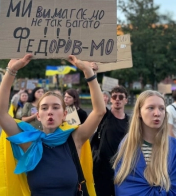 У Києві та ще кількох містах люди зібралися на ходу з вимогою повернення Федорова у Міноборони