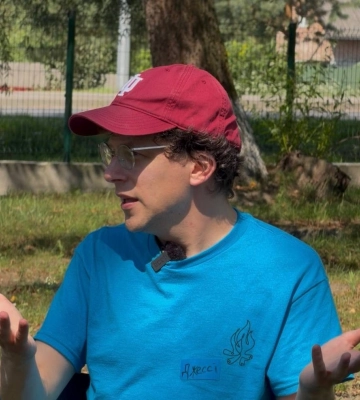Зірка «Соціальної мережі» Джессі Айзенберг став волонтером дитячого табору на Львівщині