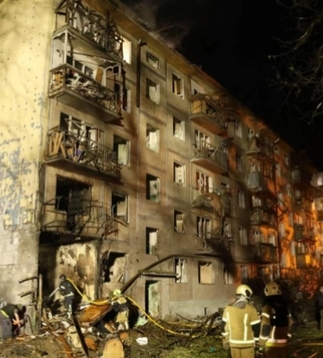 Росіяни масовано атакували Київ балістикою: зайнялися пожежі, є загиблі та поранені