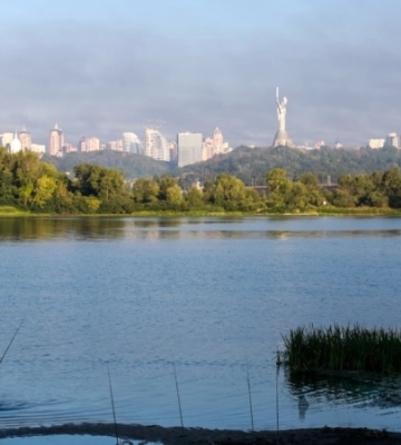 На Київщині через російську атаку постраждали дві людини, виникла пожежа на складах – ОВА