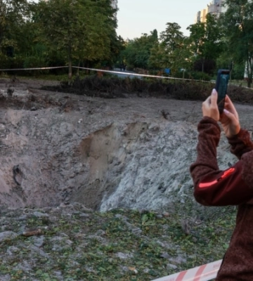 Пошкоджені посольство Литви, 18 будинків, школа – Зеленський про наслідки удару РФ у Києві