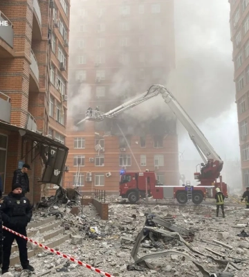 Відео: в Одесі РФ вдарила безпілотником по багатоповерхівці, є постраждалі
