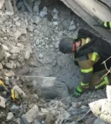 У Херсоні з-під завалів навчального закладу дістали тіло загиблого чоловіка
