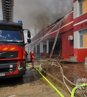 Росіяни атакували видавництво у Харкові: палає 10 000 м², є поранений (відео)