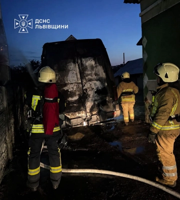 Уночі у Львівському районі горів автомобіль: існувала загроза поширення вогню на будинок