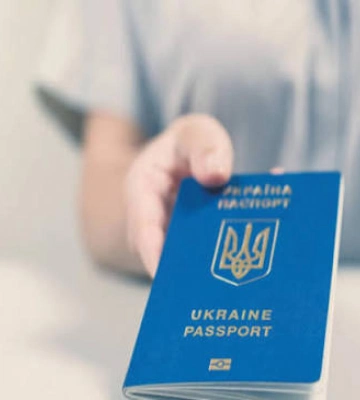 «Я їду на море!»: у Вараші дівчинка емоційно відреагувала на свій перший закордонний паспорт