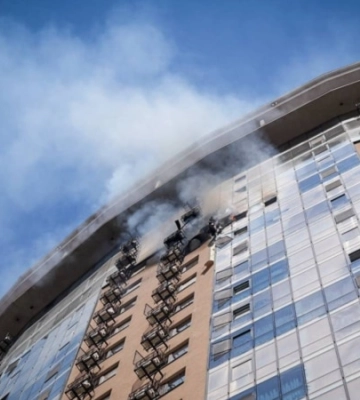 Влучання у житловий будинок в Одесі: у тяжкому стані двоє молодих чоловіків – ОВА