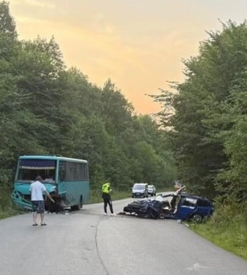 На Львівщині через зіткнення легковика з автобусом травмувалися 11 людей