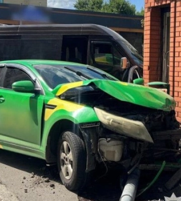 У Харкові зіткнулися пасажирський мікроавтобус та легковик, постраждало 5 осіб