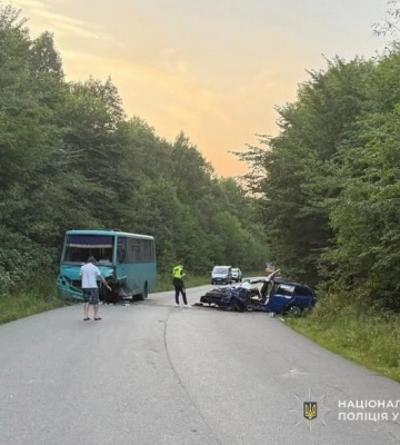 11 осіб травмовані внаслідок зіткнення легковика з автобусом на Львівщині 