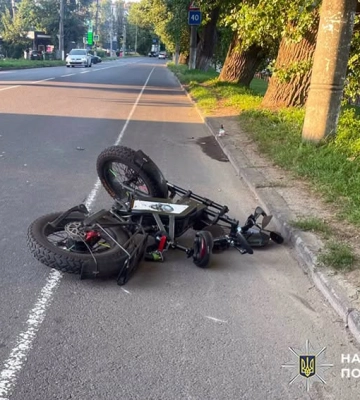 У Хмельницькому пасажир мікроавтобусу дверима збив чоловіка на електровелосипеді