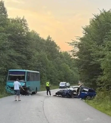 Во Львовской области легковой автомобиль столкнулся с автобусом, 11 человек пострадали