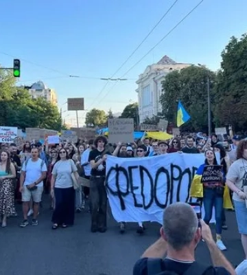 Тисячі людей вийшли на протести у Києві та регіонах