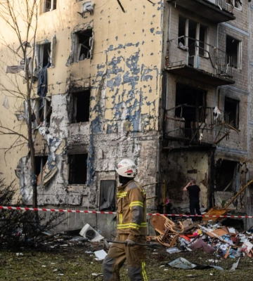 Один человек погиб, четверо пострадали, среди них 17-летний парень в результате баллистического удара РФ по Киеву