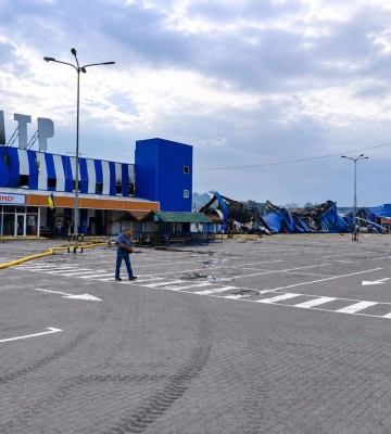 Росія влучила у житловий будинок та ТРЦ у Сумах: постраждали шестеро людей. ФОТО
