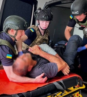 На Дніпропетровщині РФ поранила трьох рятувальників, які працювали на пожежі будинку