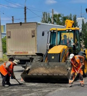 У Миколаєві тривають роботи з ліквідації напливів асфальту, спричинених спекою
