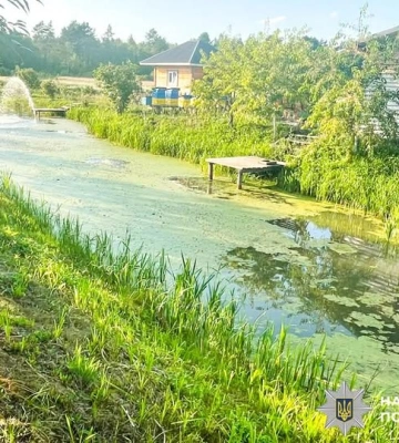 На Сарненщині дворічного хлопчика знайшли у водоймі біля будинку