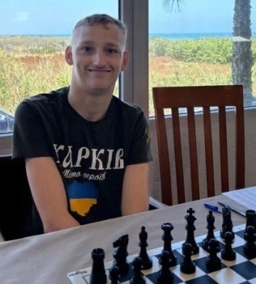 Грає пальцями ніг: харківʼянин переміг на чемпіонаті зі швидких шахів для людей на кріслах колісних