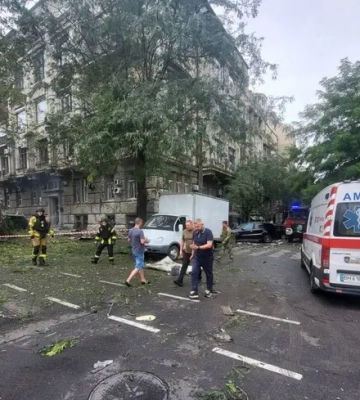 Взрывы в Одессе: поврежден жилой дом, есть пострадавшие