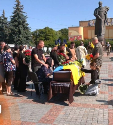 «Якщо я не піду – вони прийдуть сюди»: Рівне попрощалося із воїном Максимом Веремейчиком (ВІДЕО)
