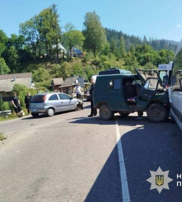 На Закарпатті в аварії з трьома авто постраждали 13 людей, серед них діти