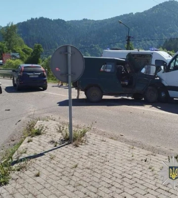 На Закарпатті мікроавтобус з туристами потрапив у ДТП, серед 13 постраждалих четверо дітей