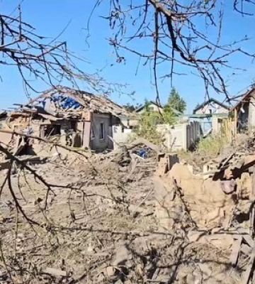 Окупанти вдарили КАБами по Центральному району Херсона: загинула жінка, відомо вже про 18 постраждалих. ВIДЕО
