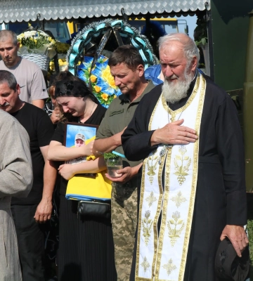 Понад два роки вважався зниклим безвісти: на Волині поховали Героя Дмитра Обозовського