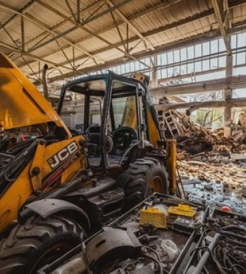 Вночі росіяни вдарили ракетами по базі компанії "Автострада" у Києві: двоє працівників загинули, один - поранений. ФОТОрепортаж