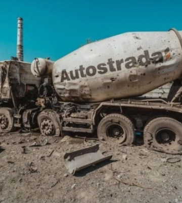 Ночью россияне нанесли ракетный удар по базе компании "Автострада" в Киеве: двое сотрудников погибли, один - ранен. ФОТОрепортаж