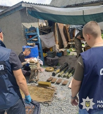 Зберігав арсенал зброї та боєприпасів: на Хмельниччині судитимуть 47-річного чоловіка