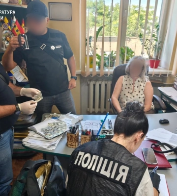 На Одещині посадовицю однієї з міських рад викрито на вимаганні та отриманні хабаря. ФОТО