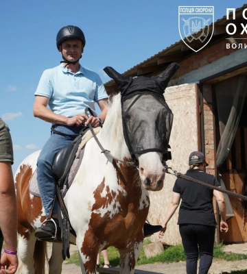 Іпотерапія як крок до відновлення: працівники поліції охорони Волині організували захід для ветеранів та родин військовослужбовців