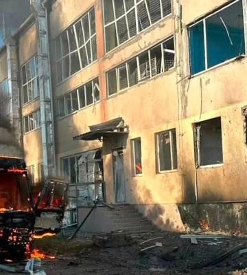 В Николаеве в результате атаки реактивного БпЛА повреждены учебное заведение и школьный автобус