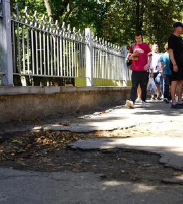 У Полтаві ремонтують тротуар до обласних лікарень